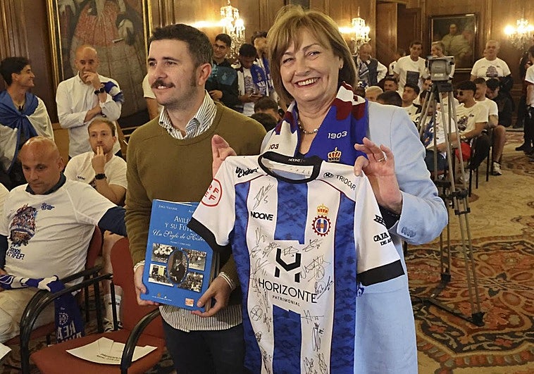 El Real Avilés recibe los 150.000 euros por el patrocinio municipal de la camiseta