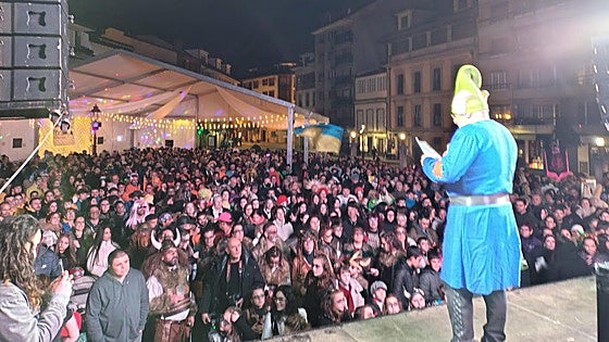 'Coco Loco', el 'Imserso de San Justo' y 'Los Furbys del Jurásico' triunfan en el Antroxu de Villaviciosa