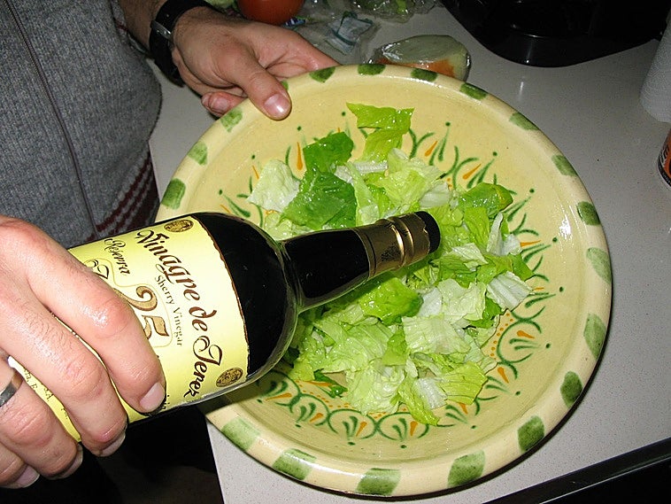 El truco definitivo para elevar tus ensaladas a través del aliño