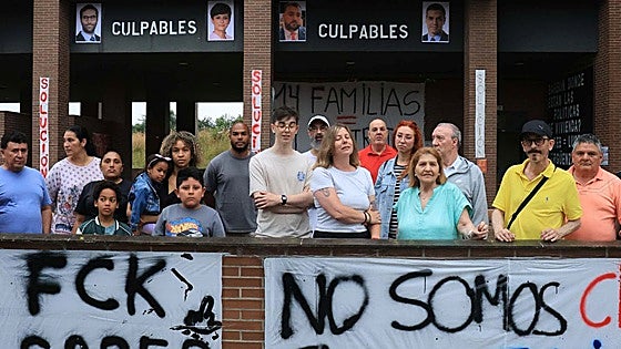 Gijoneses afectados por el desahucio de la Sareb acusan a Barbón y Zapico de dejarlos tirados