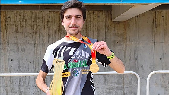 El exfutbolista avilesino que golea a la carrera