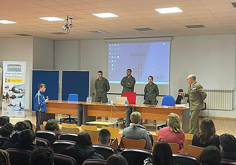 Jesús Pina, comandante: «A los jóvenes les gusta la disciplina, el uniforme y su país»
