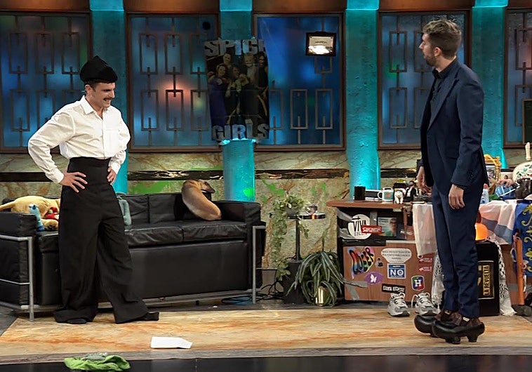 David Broncano se calza las madreñas de Rodrigo Cuevas en 'La Revuelta'