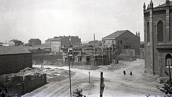 Calle Llanes (I): importantes edificios sobre un humedal