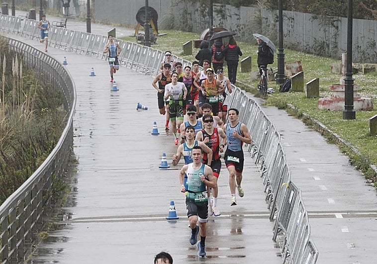 El duatlón se impone a la lluvia en Avilés