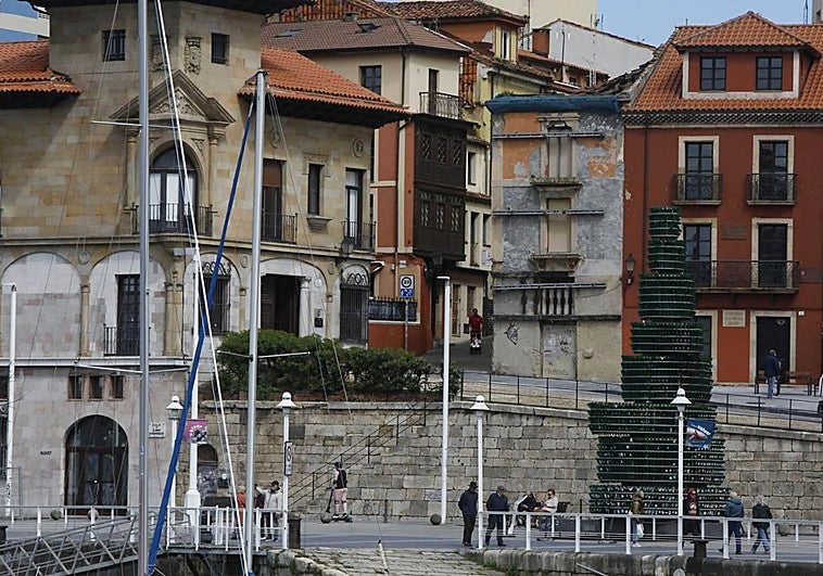 El estado de abandono y ruina de varios edificios en Gijón afea la imagen de la mayor ciudad de Asturias
