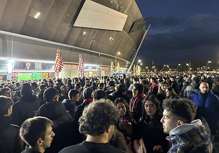 Cara y cruz en El Molinón: la peor entrada de los últimos años, pero miles de aficionados fuera