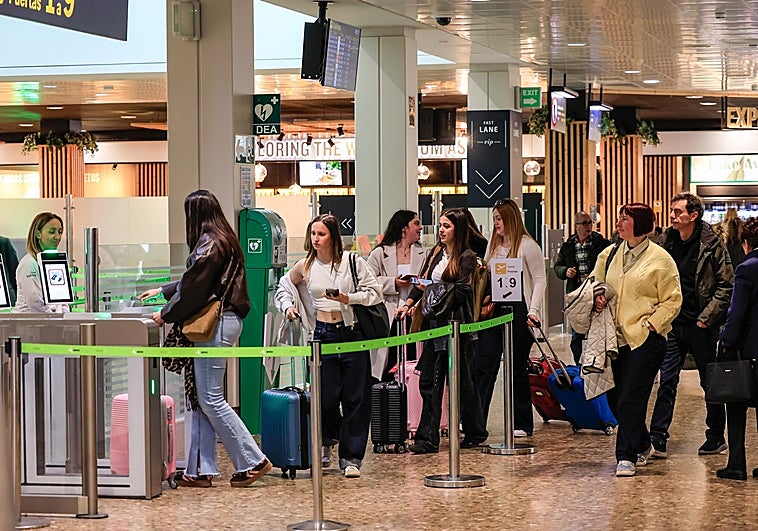 El aeropuerto de Asturias estrena una Semana Santa de récord con más de 6.300 viajeros diarios