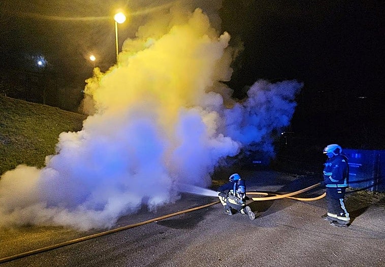 Un coche queda calcinado en un incendio en Avilés