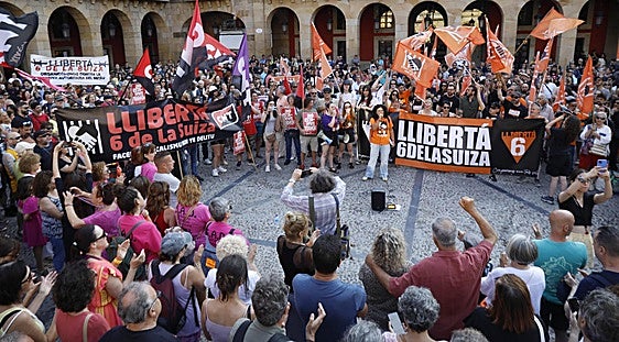 El Gobierno indulta a 'Las seis de La Suiza': «Es una condena inapropiada en una democracia»