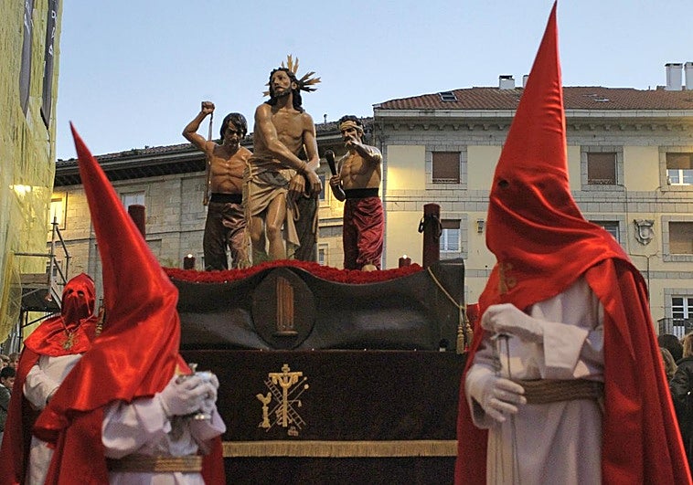 La procesión de San Pedro «hace más bella la villa de Avilés» en Martes Santo