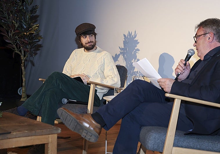 David Uclés llena Gijón con su última novela: «El arte es mucho más poderoso que el discurso político»