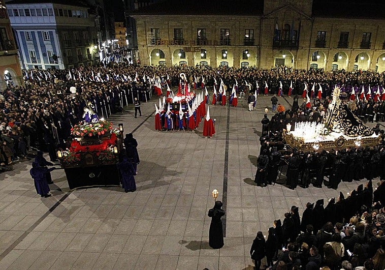 Una Procesión del Encuentro más multitudinaria que nunca desborda la Plaza de España de Avilés
