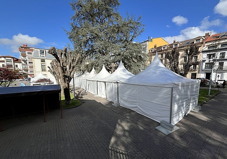 Todo listo para abrir este jueves el Mercáu Polesu y la celebración de los Güevos Pintos