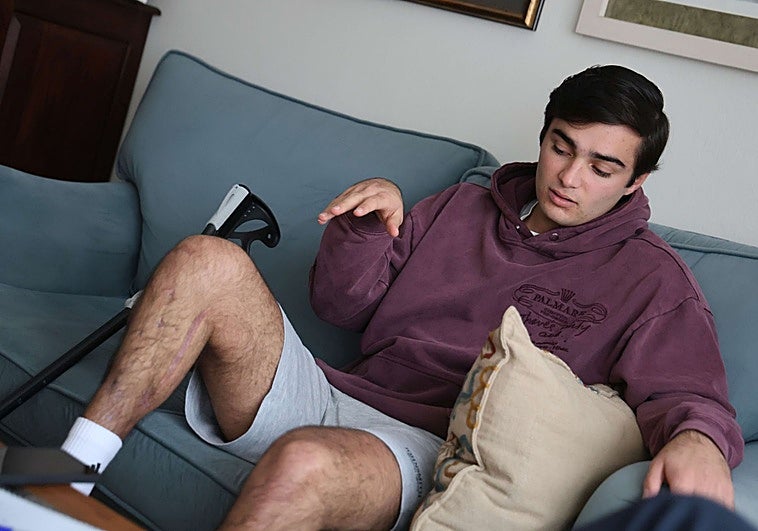 La familia del joven de Oviedo que casi pierde una pierna critica «las explicaciones» de los médicos