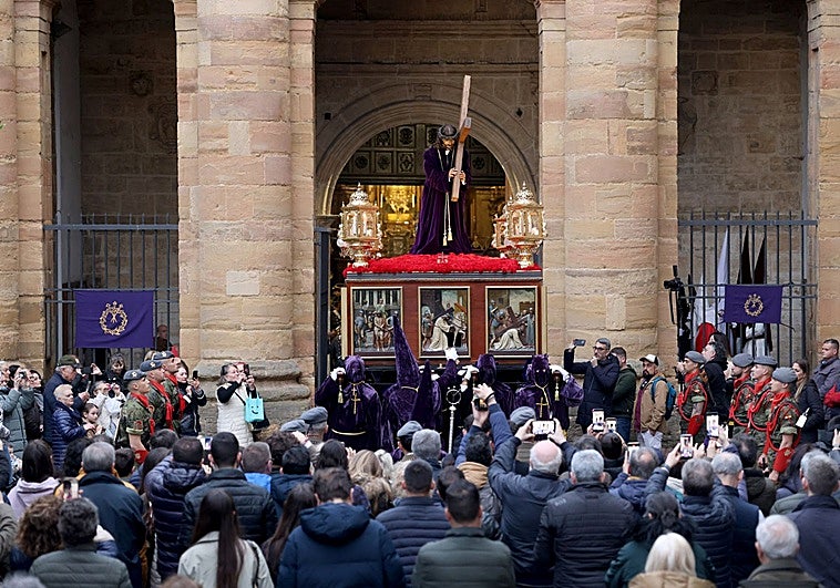 El Señor de Oviedo marca el paso a los fieles