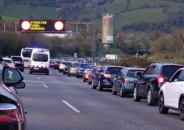 Un vehículo incendiado en los túneles de Fabares obliga a cortar la A-64