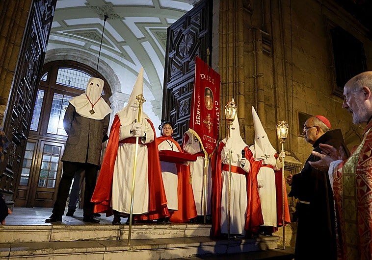 Una multitud abraza el indulto del Jesús Cautivo