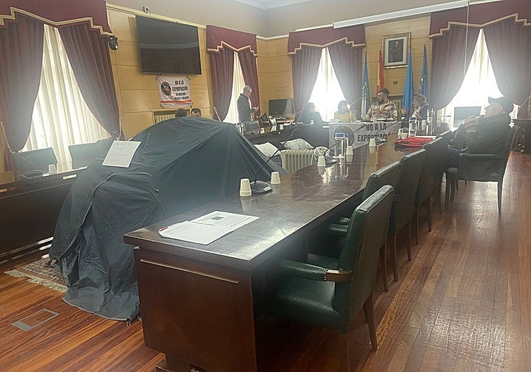 Un encierro voluntario que ya es como un «encarcelamiento»: los vecinos de El Puente cargan contra las limitaciones a su protesta