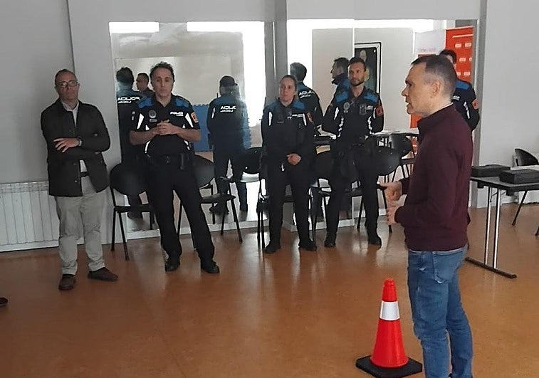 La Policía Local de Corvera incorpora pistolas táser con cámaras integradas