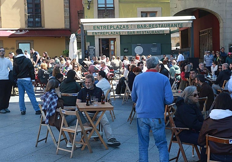 Multitudinario vermú de Viernes Santo en Gijón