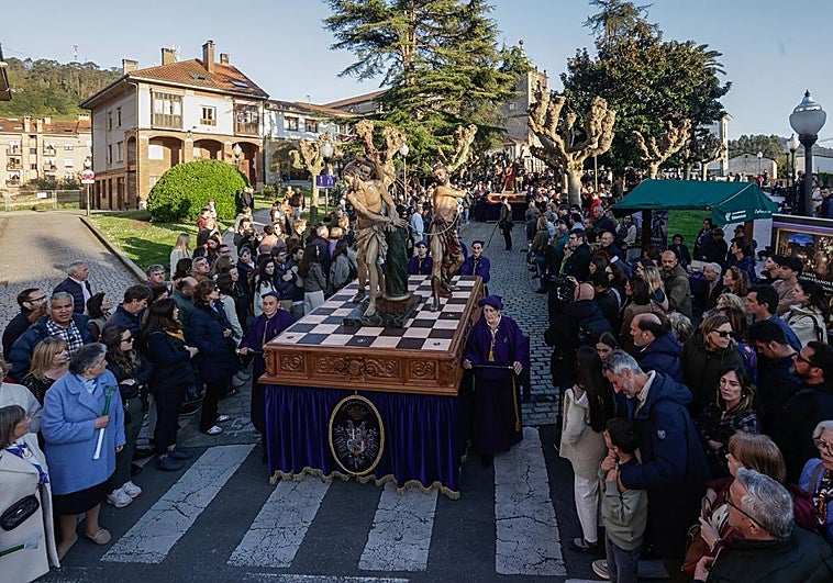 La procesión del desenclavado de Villaviciosa en imágenes