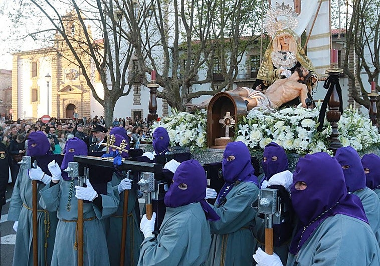 El Santo Entierro lleva el luto a las calles de Gijón