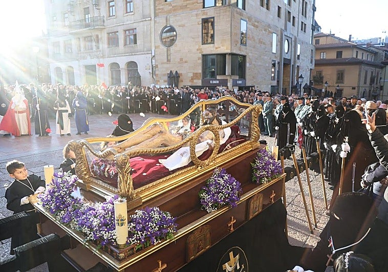 La Procesión del Santo Entierro de Oviedo en un lecho de rosas
