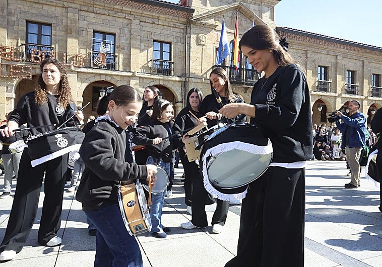Avilés retumba en Viernes Santo al ritmo de los tambores