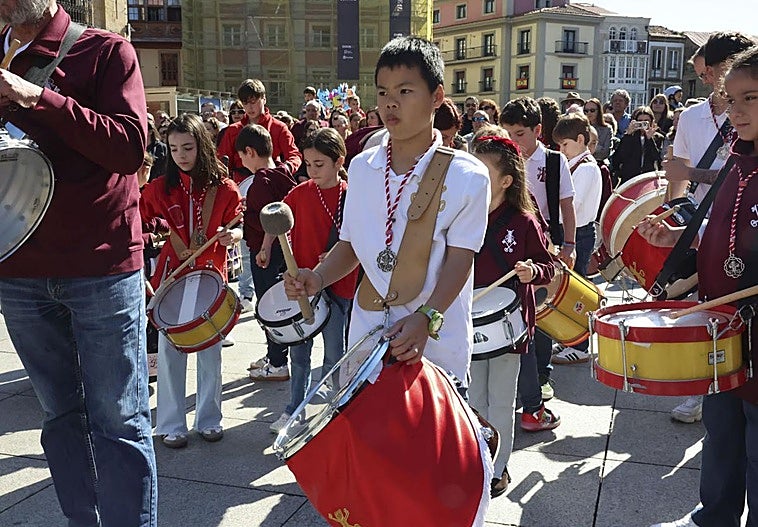 Avilés tiembla con la Tamborada del Viernes Santo