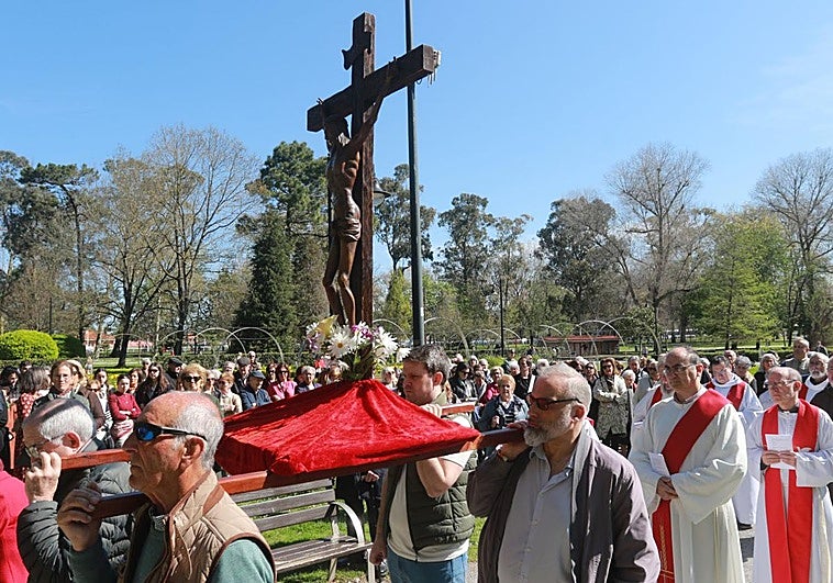 Las parroquias de Gijón celebran su viacrucis en el parque de Isabel la Católica con una llamada a «que nadie quede atrás»