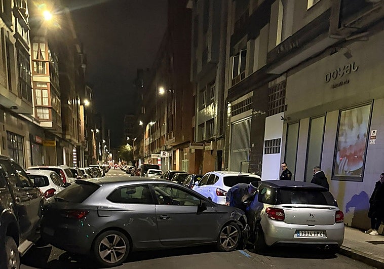 Detenido un conductor ebrio que chocó con tres coches en Gijón