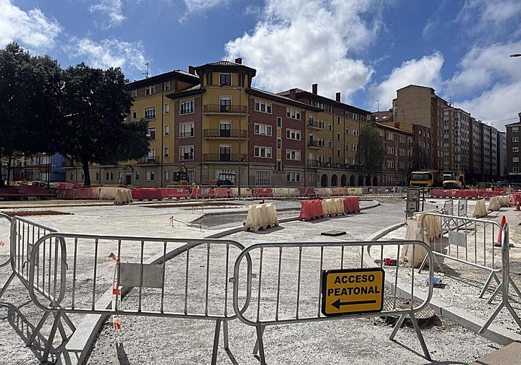 «Barro, vueltas y menos clientes en los negocios» por las obras de La Serena, en Gijón