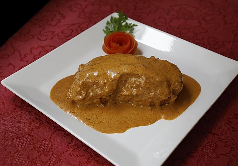 Cachopo de merluza con salsa de oricios