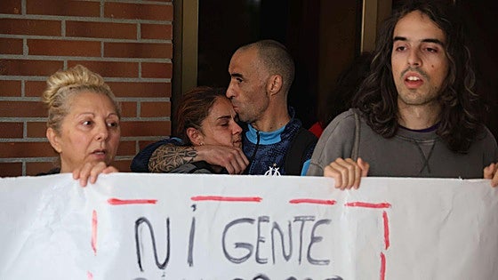 Tensión y tristeza en el desahucio de una familia en Oviedo