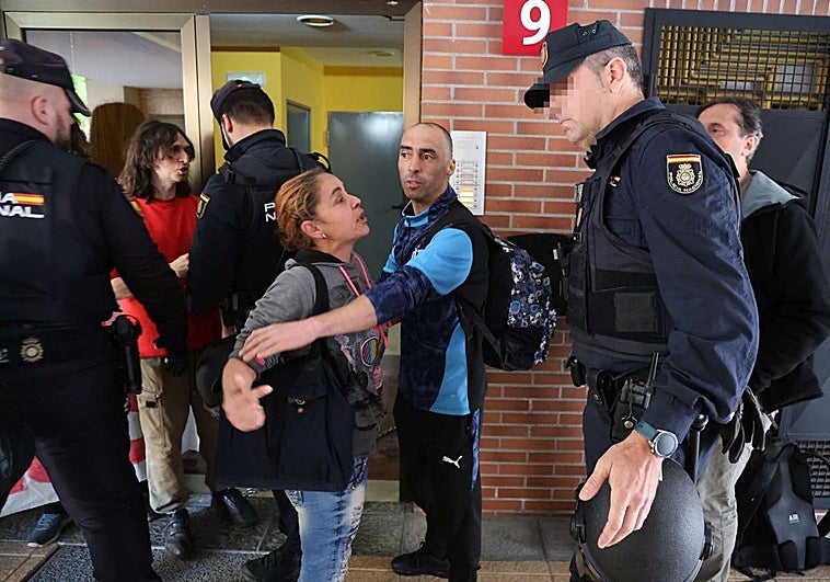 Desireé, su pareja y una niña de seis años, desahuciados en Oviedo: «Nos vamos, hoy cogemos lo último, nunca nos pasó nada igual»