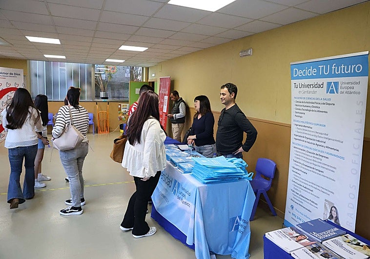 El Colegio Amor de Dios orienta a más de 600 alumnos en su Feria de Entidades