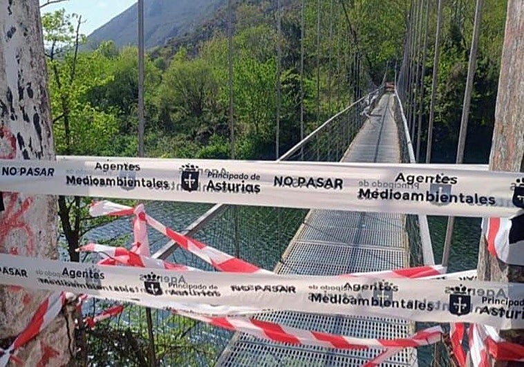 Precintan la pasarela de La Uña, sobre el Río Sella, «para evitar posibles accidentes»