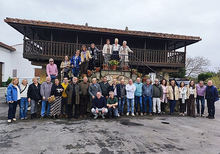 Manolo Colunga, histórico maestro del Colegio Begoña de Gijón, recibe el calor de sus pupilos