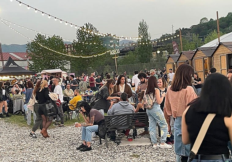 El Festival de la cerveza artesana de Langreo convence a centenares de visitantes