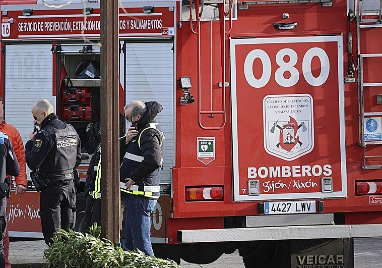 Heroico rescate en Gijón: un policía arriesga su vida para salvar a una mujer en un incendio en un piso