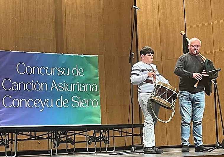 Siero se rinde a la canción asturiana interpretada sin megafonía