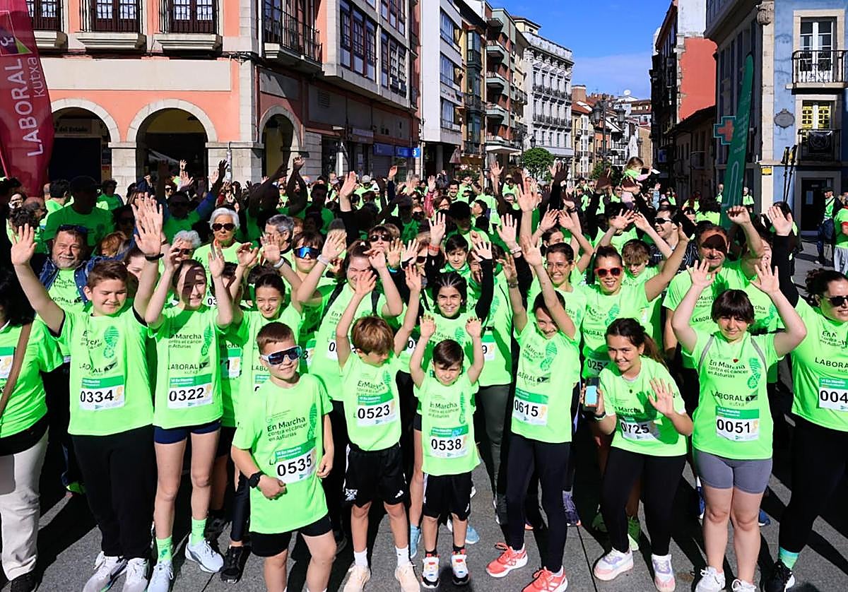 Avilés reúne a mil personas en su marcha contra el cáncer