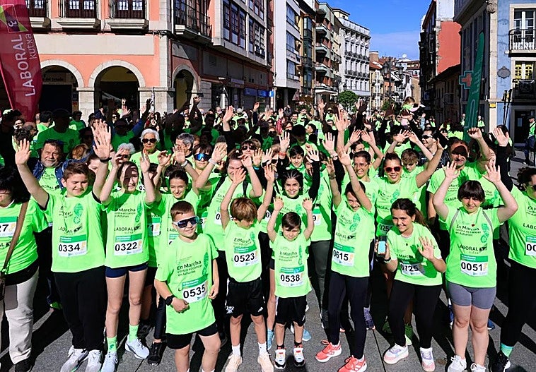 Un millar de personas marchan en Avilés contra el cáncer: «Encontrar a personas que te sostienen marca una diferencia enorme»