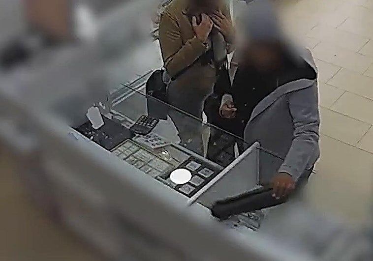 Viajes de cientos de kilómetros para robar «como fantasmas» en joyerías de Asturias: un botín de medio millón y cuatro detenidas