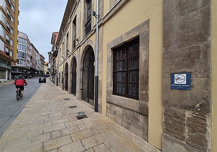 La oficina de turismo de Avilés volverá este mes a su sede de Ruiz Gómez tras un año de obras