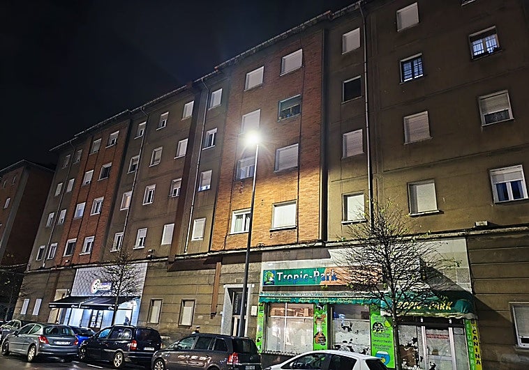 Investigan si la mujer rescatada en un incendio en Gijón prendió fuego al piso por tener que abandonarlo