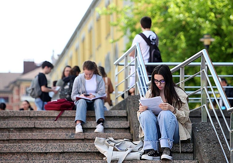 Los universitarios asturianos quieren quedarse en Asturias, pero no confían en poder lograrlo