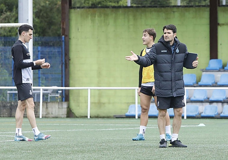 Lolo Escobar, entrenador del Real Avilés: «Los partidos en casa son la puntilla a la permanencia»