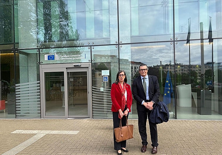 Roqueñí negocia con la Comisión Europea los fondos pendientes de la ampliación de El Musel «en la primera reunión en 15 años»